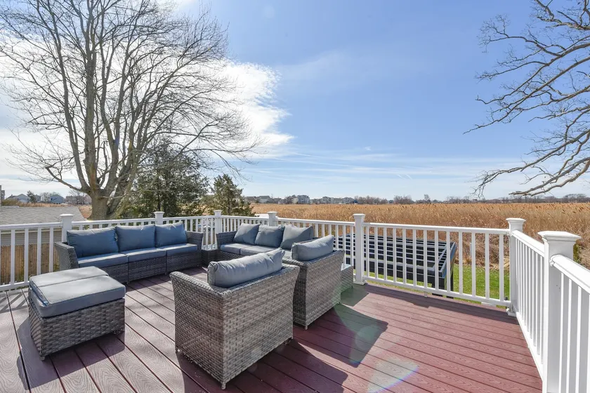 Modern 3BR Home – Short Walk to Silver Sands Beach - Image 1