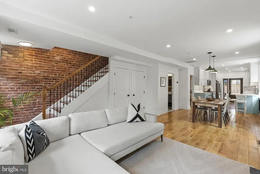 Stunning central 3Br/3ba with parking and deck - Image 1