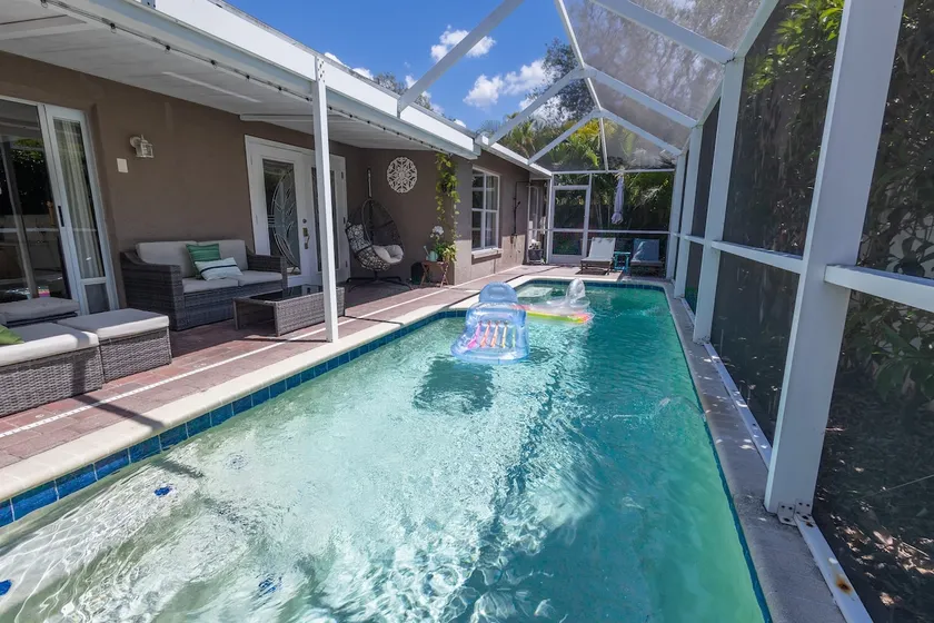 Poolside Palms Getaway- Near Tampa Brandon Valrico - Image 1