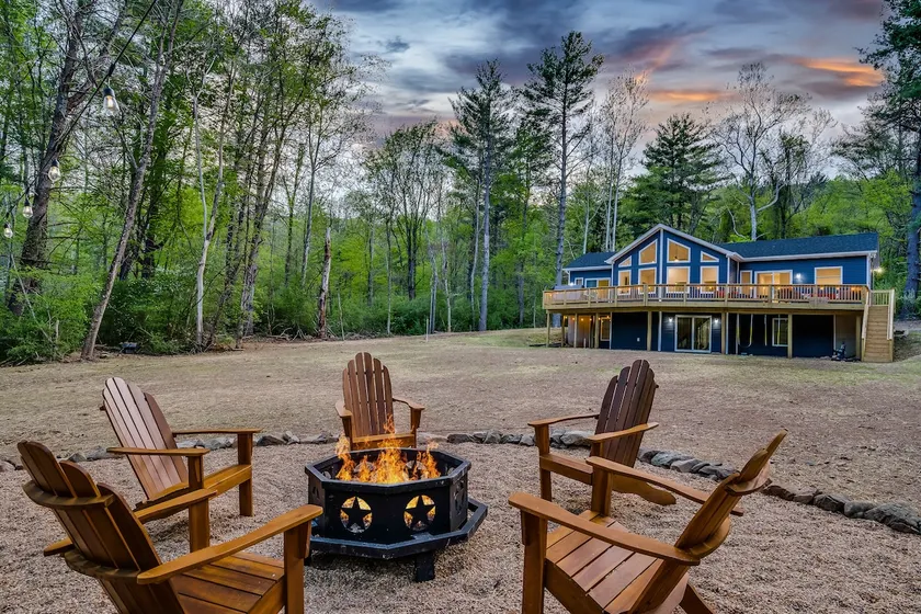 Skyline Getaway: Private hot tub, Fire pit, Dogs - Image 1