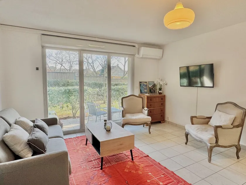 Apartment near the center with garden and terrace - Image 1