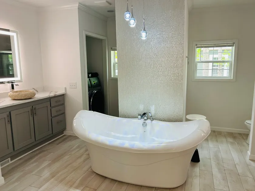 New Harmony House soaking tub - Image 1