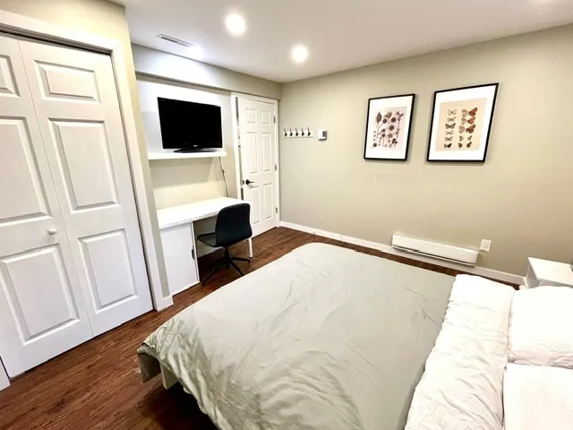 Spacious Renovated / EV Charger/Convience - Image 1