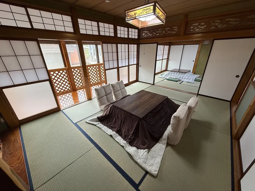 駅から徒歩圏！駐車場完備の大人数用広々一軒家！Newly renovated! - Image 1