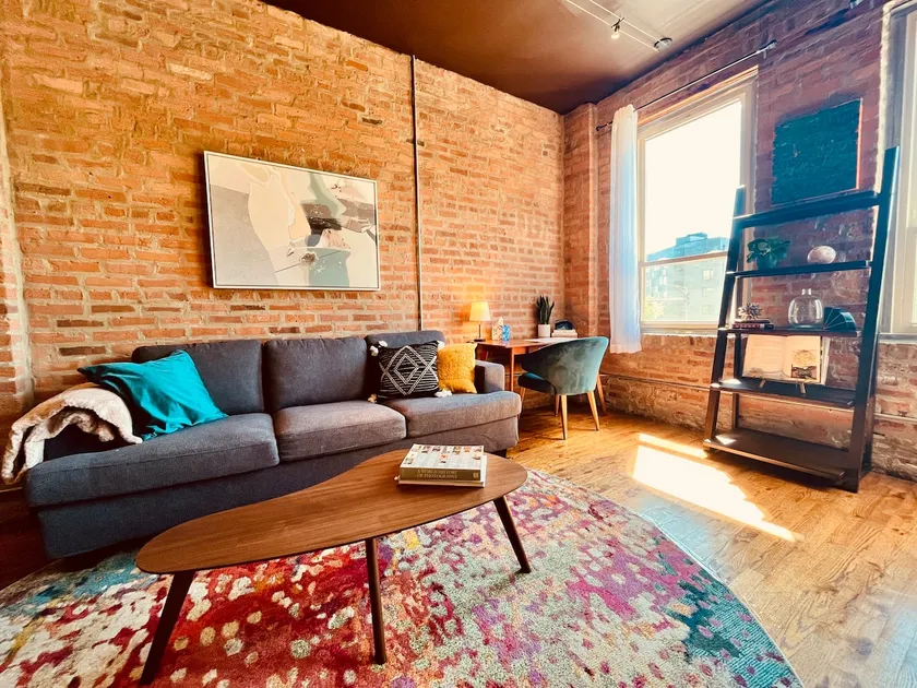 Modern & Spacious Condo Minutes from the Loop - Image 1
