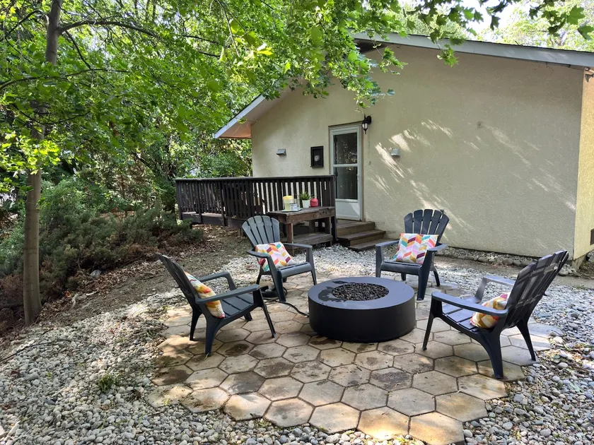 Quiet 2BR Guesthouse Near Lake & Wineries - Image 1
