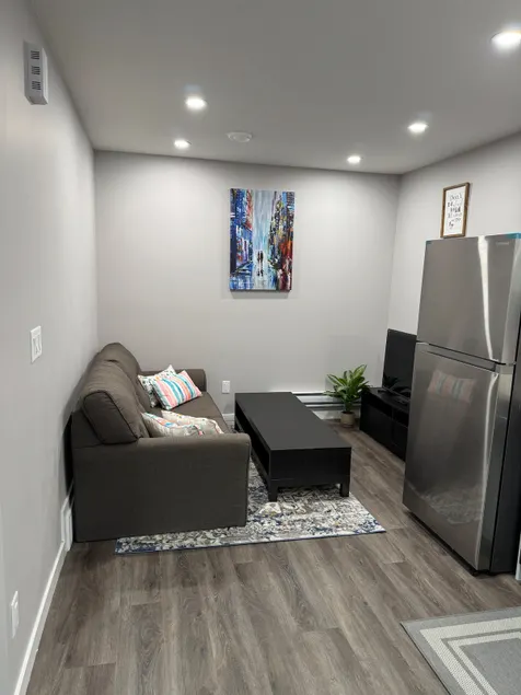 Sleek 1 Bed/Kitchen Brighton SK Basement - Image 1