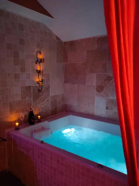 B&B with private jacuzzi and pool near Avignon - Image 1