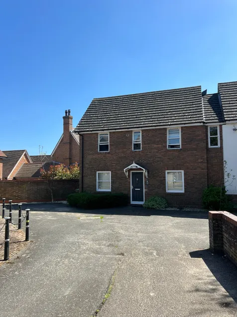 10 Minutes From Stanstead Airport 2Bed + Parking - Image 1