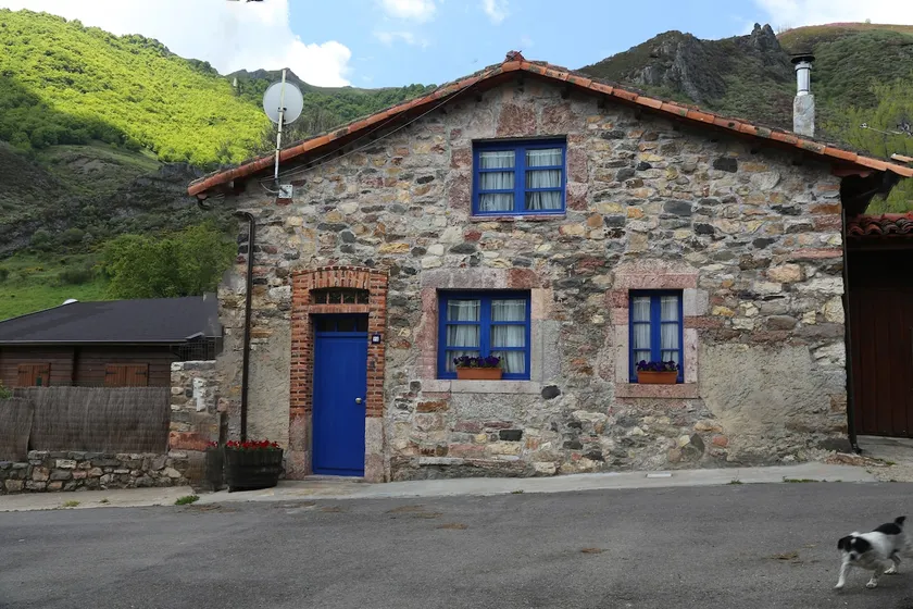 MI CASA stone house in the mountains of Leon - Image 1