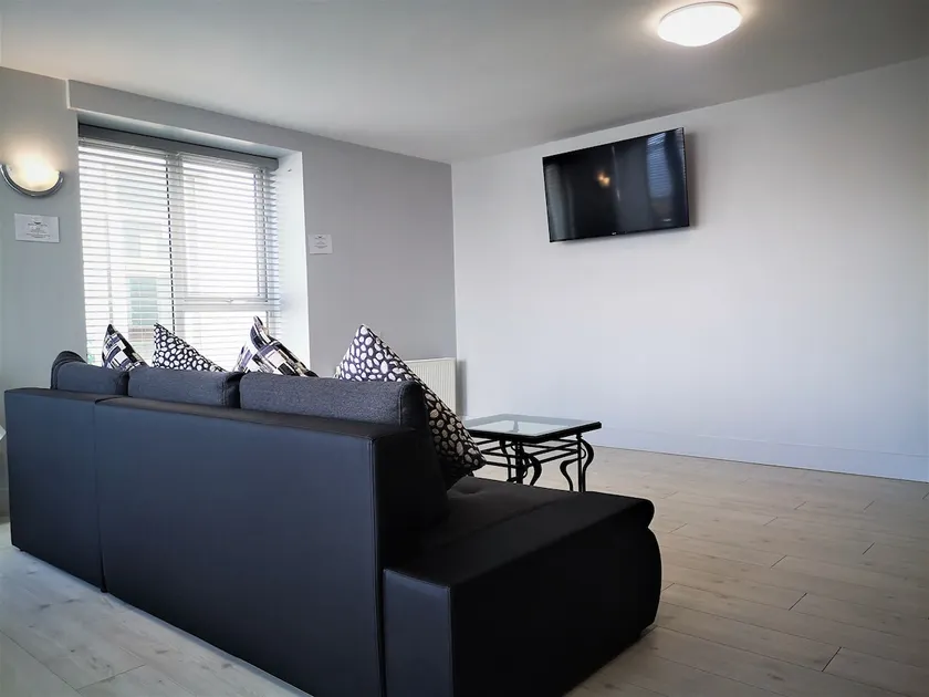 Large 1 Bedroom Suite for 5 - Image 1