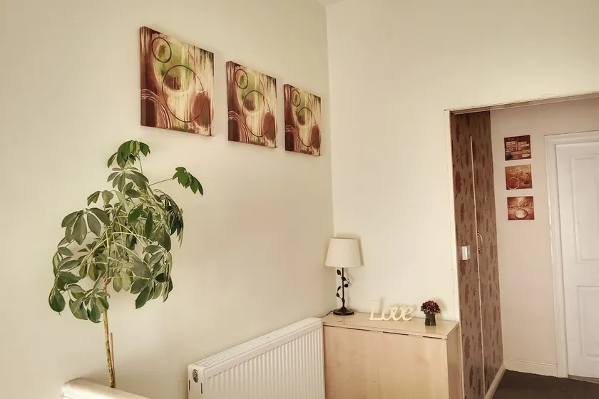 Spacious Self Contained Studio Apartment - Free Wi-Fi & Parking - Image 1