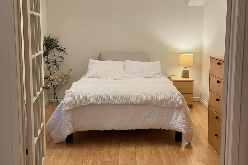 Large Cozy 1 Bed Basement Apt - Image 1