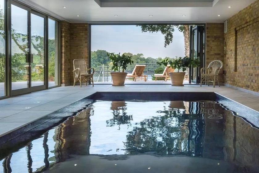 Pool, hot tub & water access nr Dartmouth - Image 1