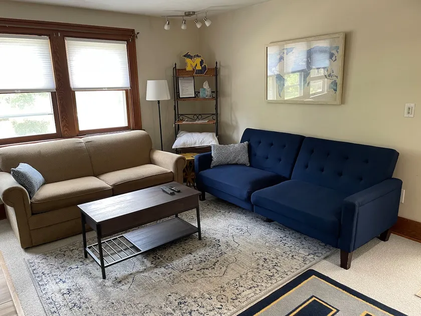 Comfy 1 Bdrm Apt, 2 Blks from UM Stadium - Image 1