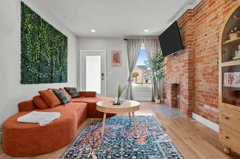 Stylish Townhome + Private Lounge | Free Parking - Image 1