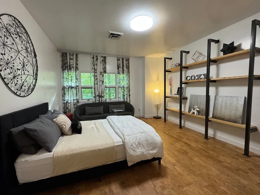 Private Wooded Retreat in the Center of Town - Image 1