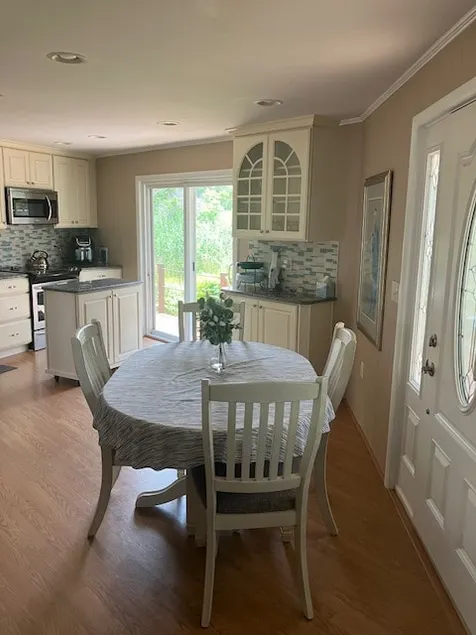 Nature retreat with water view - Image 1