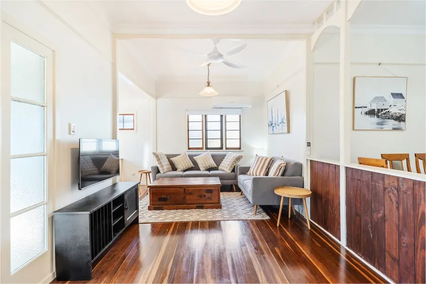 Scarness Cottage - Serene Queenslander by the Sea - Image 1
