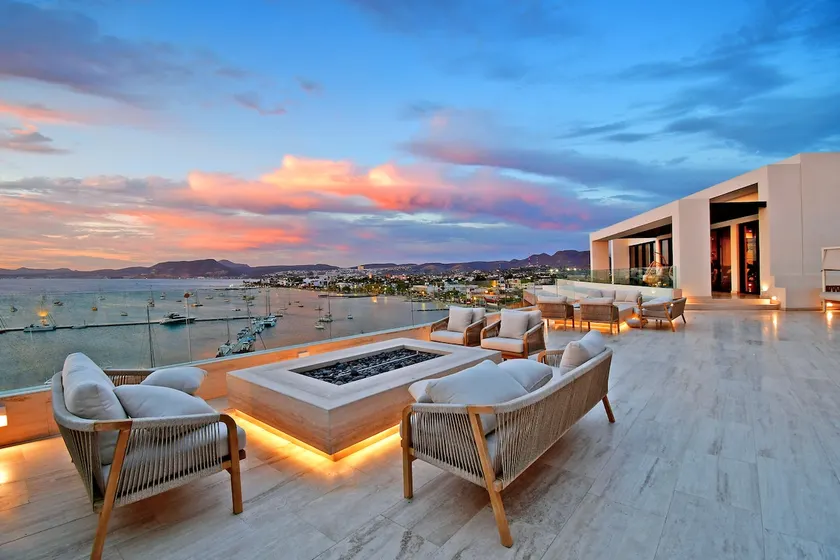 Luxury Coral View Suite - Image 1