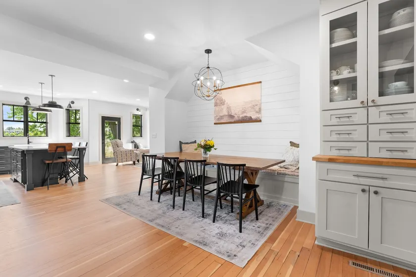 4BR Modern Home, Hot Tub, Fire Table & Family Room - Image 1