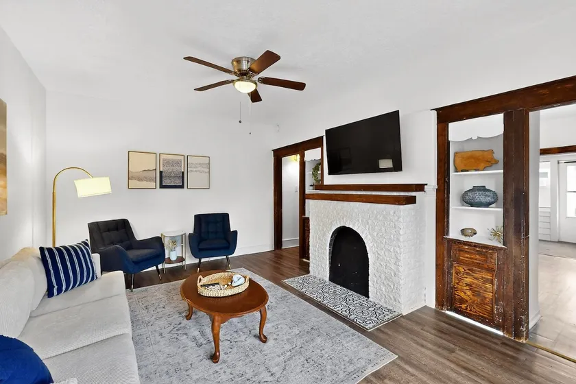 Lovely Historic 2bd/1ba home across from park, AC - Image 1