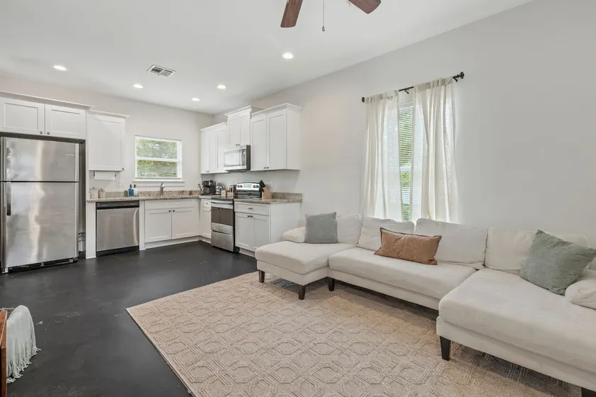 Cute & Cozy 2 Bed/ 2 Bath Duplex - Image 1