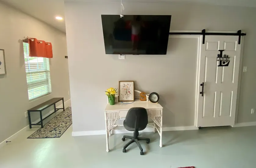 Downtown Guesthouse Getaway - Image 1