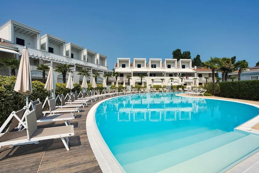 Modern oasis with swimming pool within walking distance of the sea - Image 1