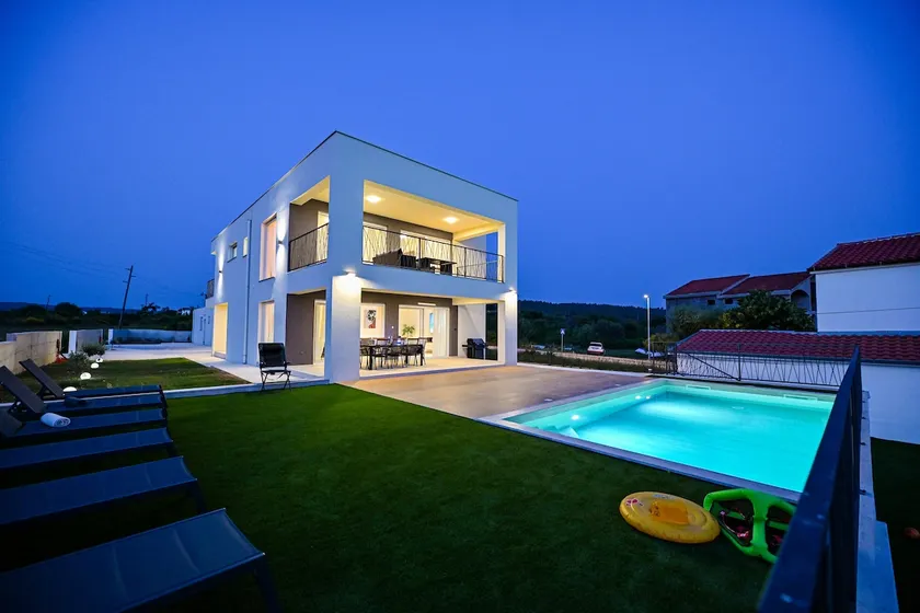 Villa Giovanni - family home with heated pool - Image 1