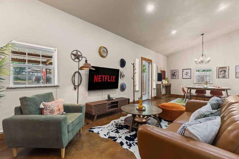 Scenic Ranch Escape• Pool • Rodeo Theme • Sleeps 9 - Image 1