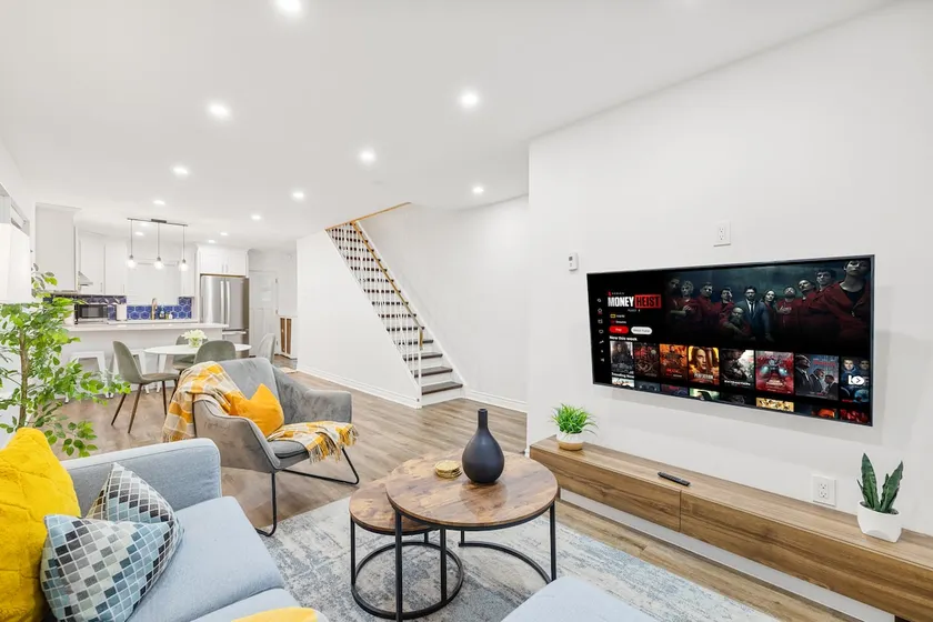 Stylish 3BR Urban Retreat near Christie Sleeps 6 - Image 1