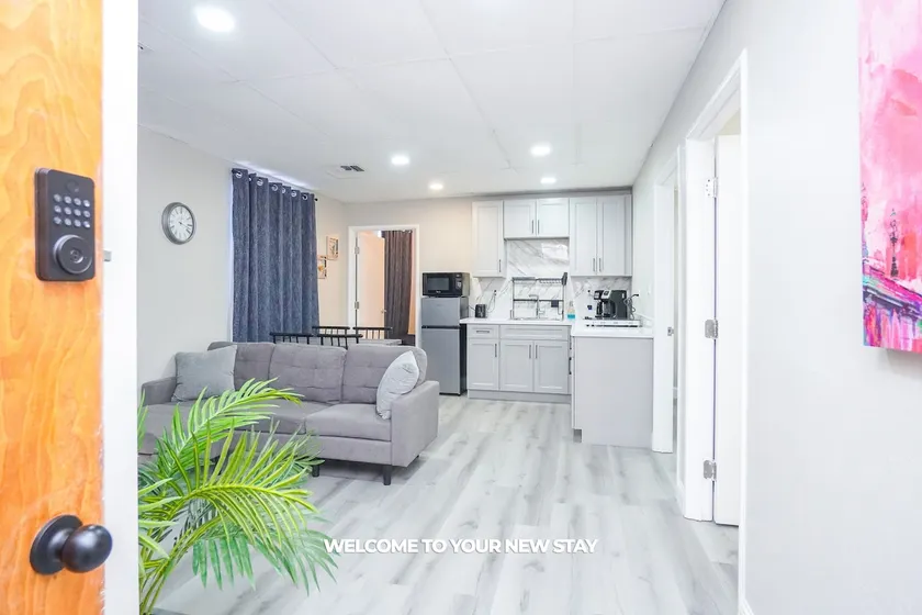 Cozy & Modern Stay Near Downtown - Image 1
