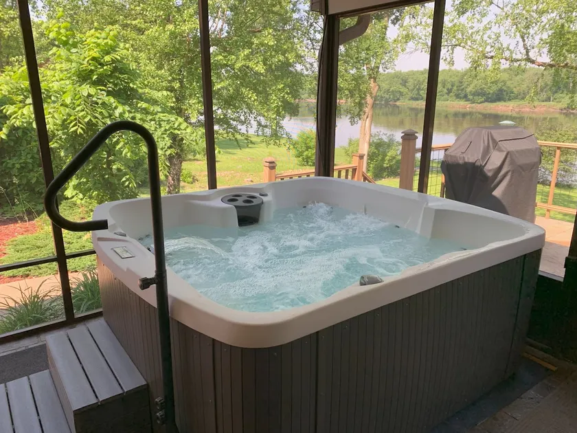 Riverfront Retreat Beautiful Views Sleeps 8 - Image 1