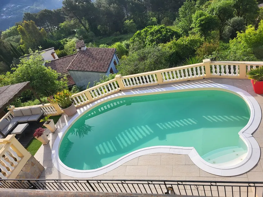 Independent F2 in a villa - Image 1