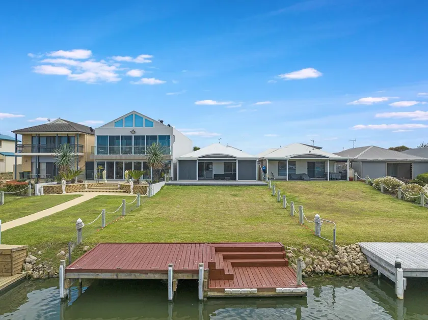 Waterfront house private jetty kayaks provided - Image 1