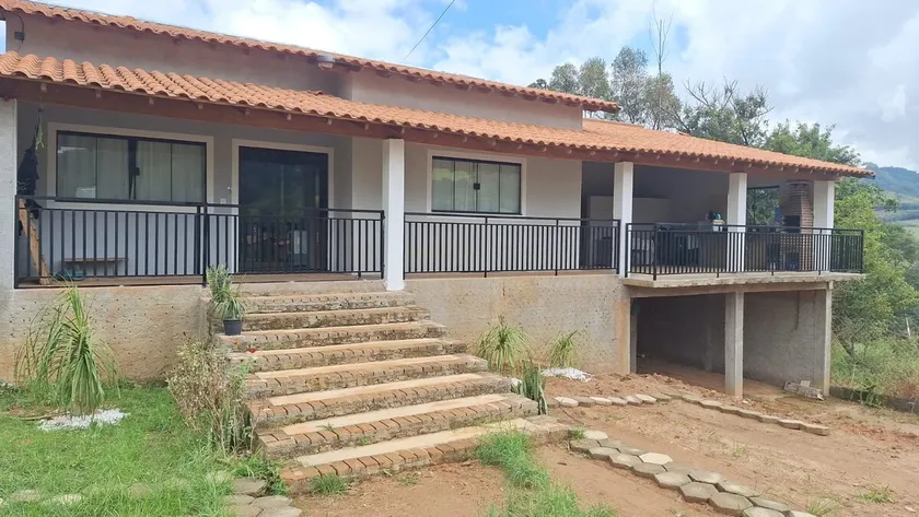 Country house 1.5 km from the city. - Image 1