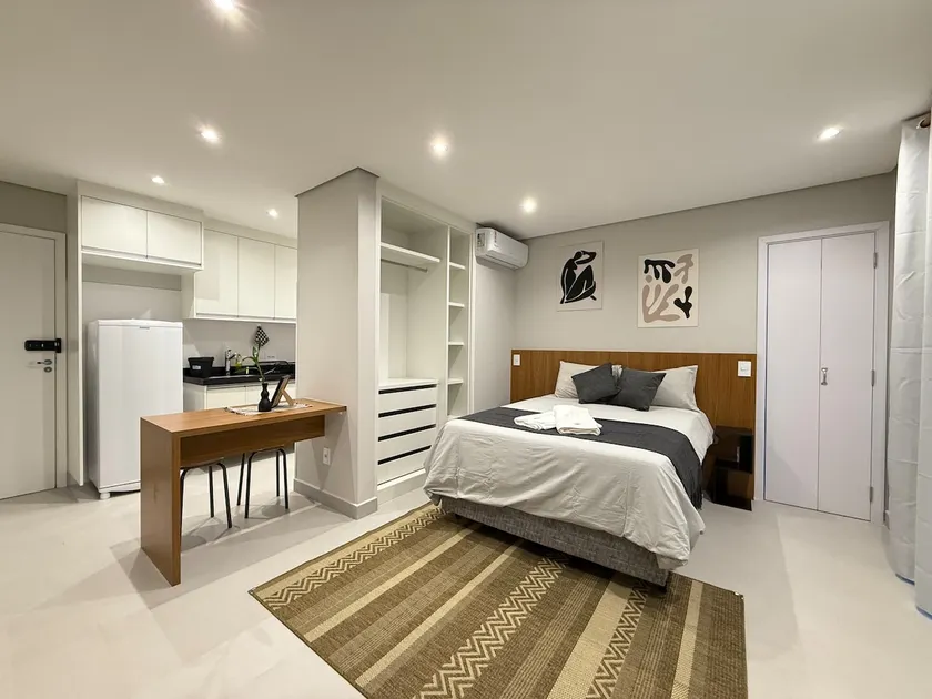 Apartment 106: Central Location, Modern, and Cozy - Image 1