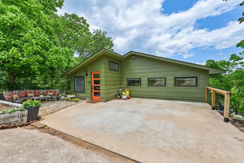 That 70s Home-LAKE Front/DocK, HoT TuB, & MoRE! - Image 1