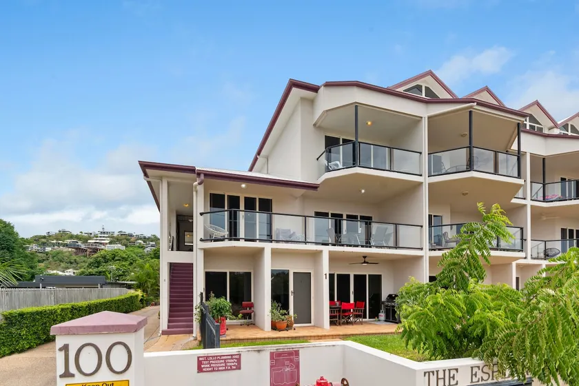 Beachfront Bliss on Esplanade - Image 1