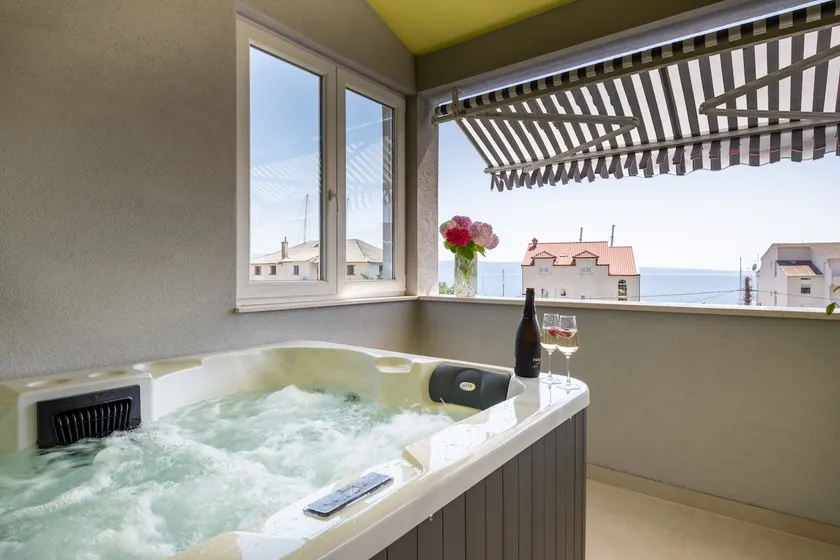 The Penthouse Harmony Beachfront with Hot Tub - Image 1