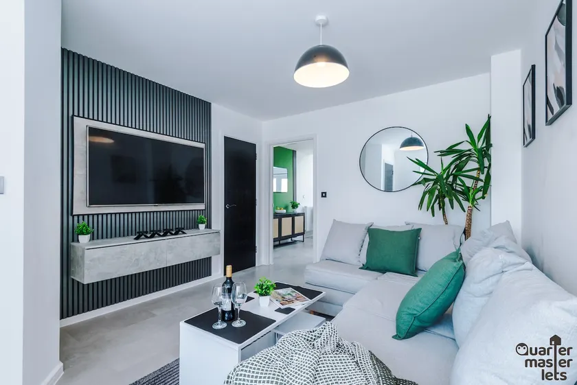 3 Bedroom House with Parking that Sleeps 6 - Image 1