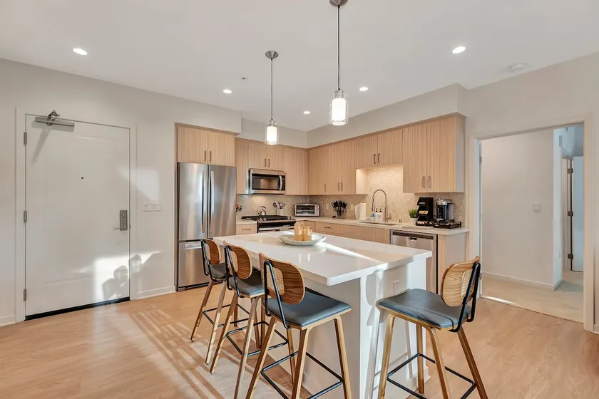 NEW! Modern & Clean 2Br APT! w/ Pool & Gym - Image 1