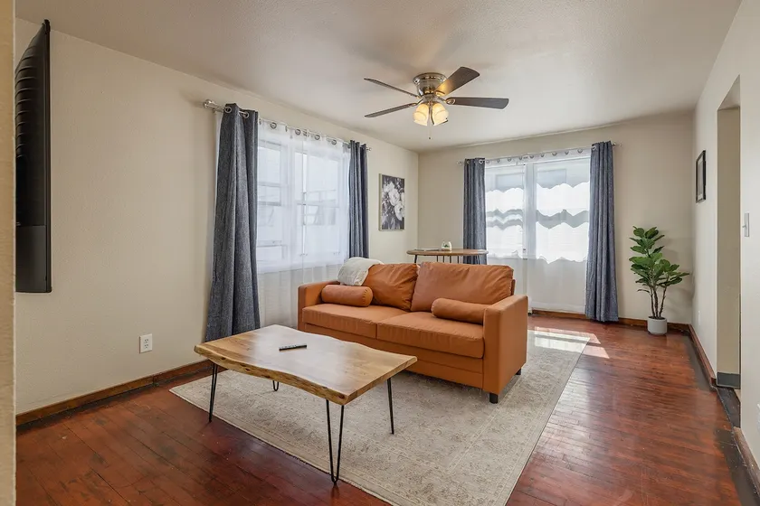Historical Art Deco Central Downtown - Sleeps 4 - Image 1