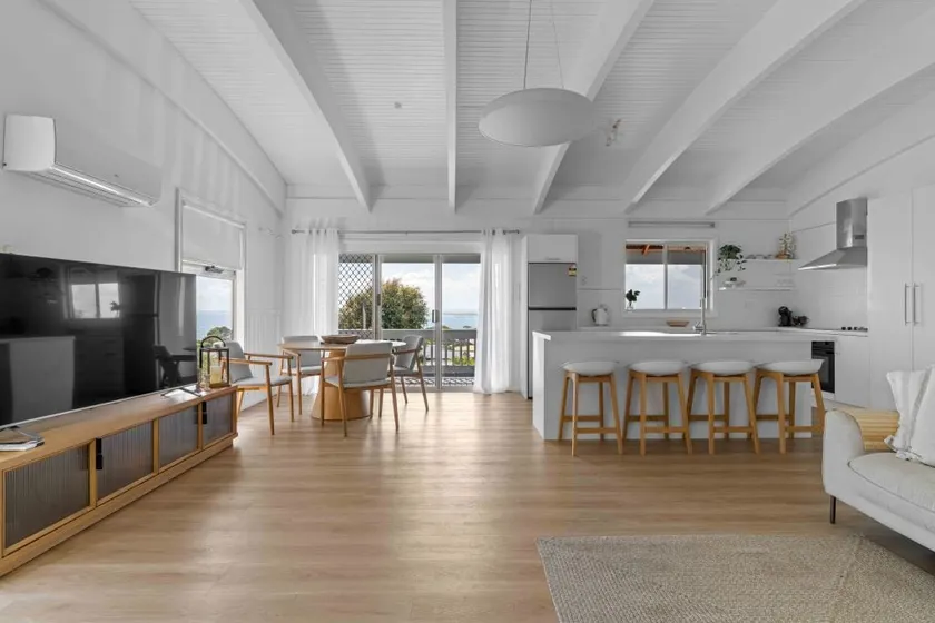 The Overlook - Coastal Comfort- 5 beds 3 bedrooms - Image 1
