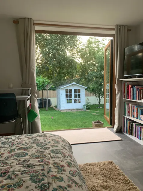 Idyllic en suite with garden view - Image 1