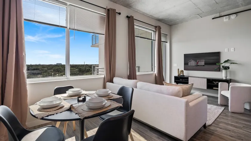 Cozy Retreat, Rooftop Pool, Short Drive to Pier - Image 1