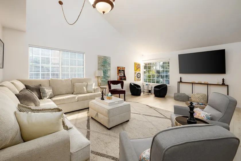 5 Bedroom Home With Firepit - Image 1