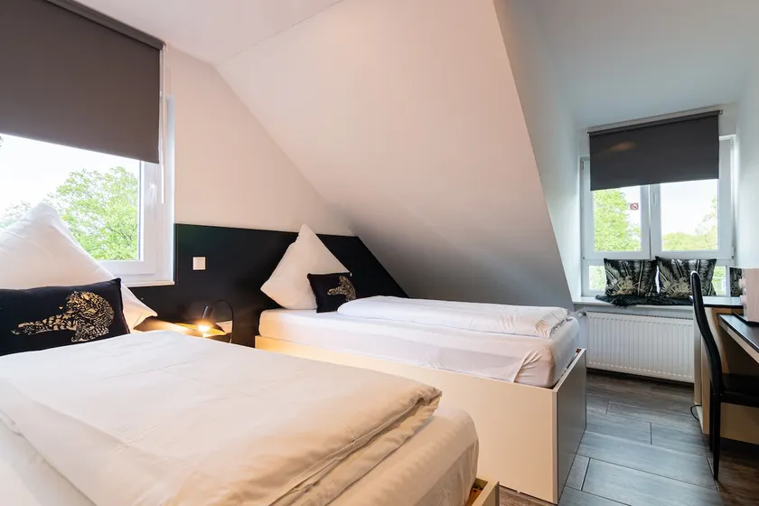Modern twin room with private bathroom - Image 1