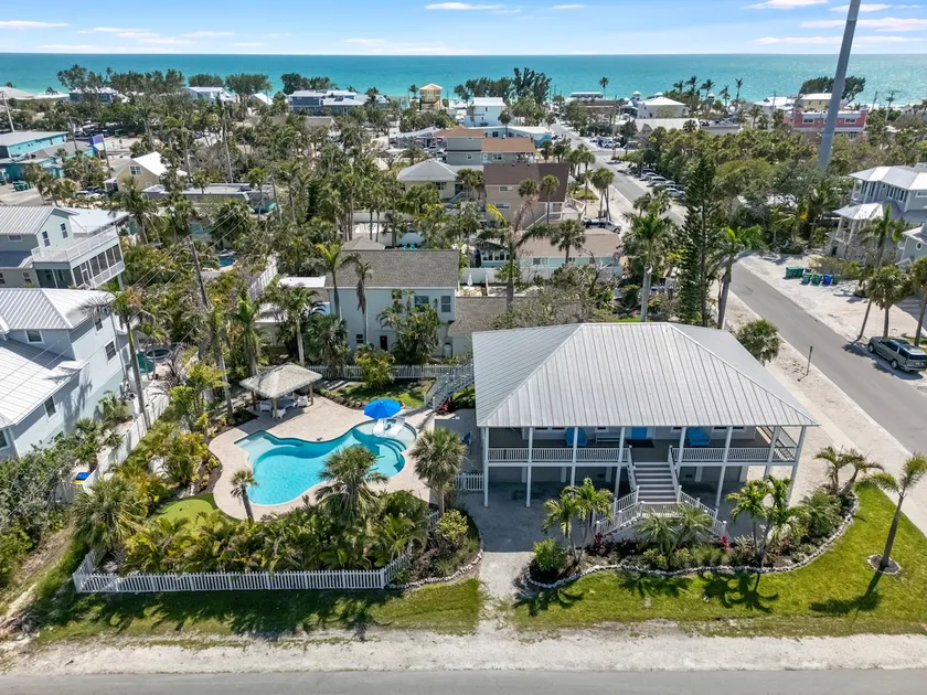 SunSalt Cottage~5 min to Beach, Shops & Food~Pool - Image 1
